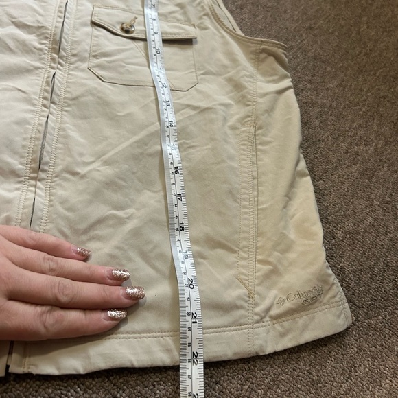 COLUMBIA size M tan vest, full front zip, pockets, collar, mesh lining - Picture 9 of 9